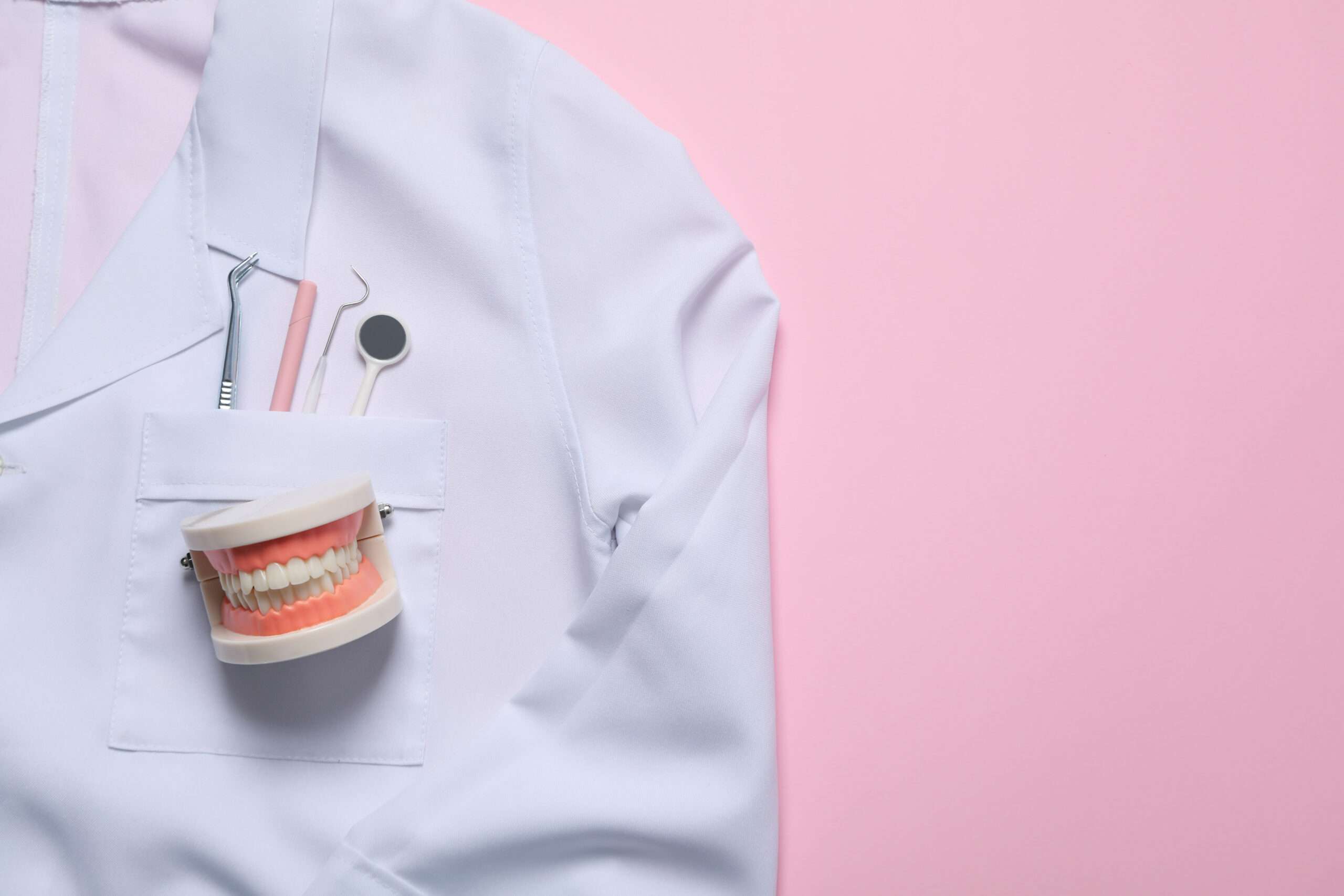 Niño con sonrisa sana gracias a la aplicación de flúor dental preventivo en Adur Klinika Donostia y Arrasate