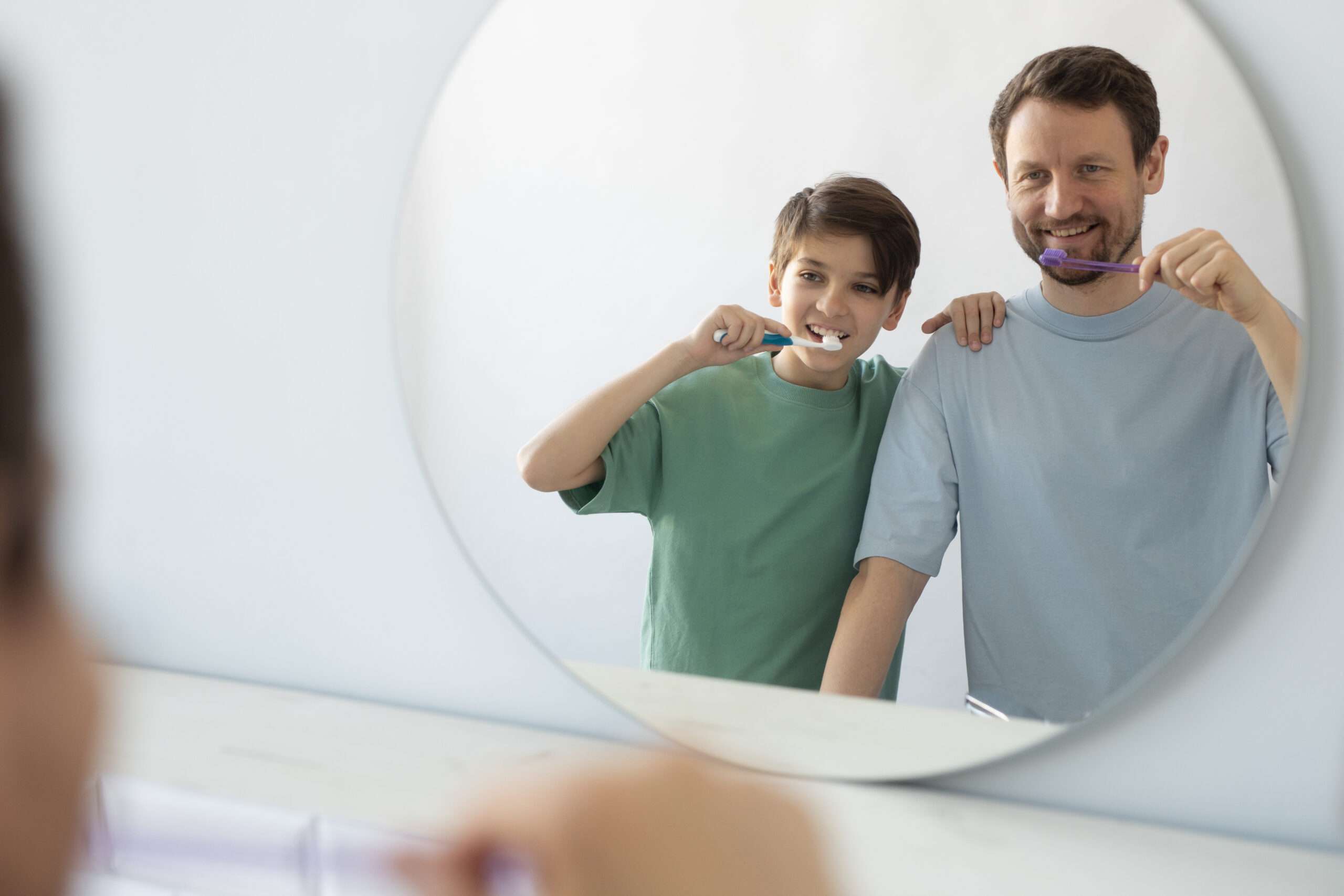 Dentista revisando la boca de un paciente en una revisión preventiva en Adur Klinika, Donostia y Arrasate