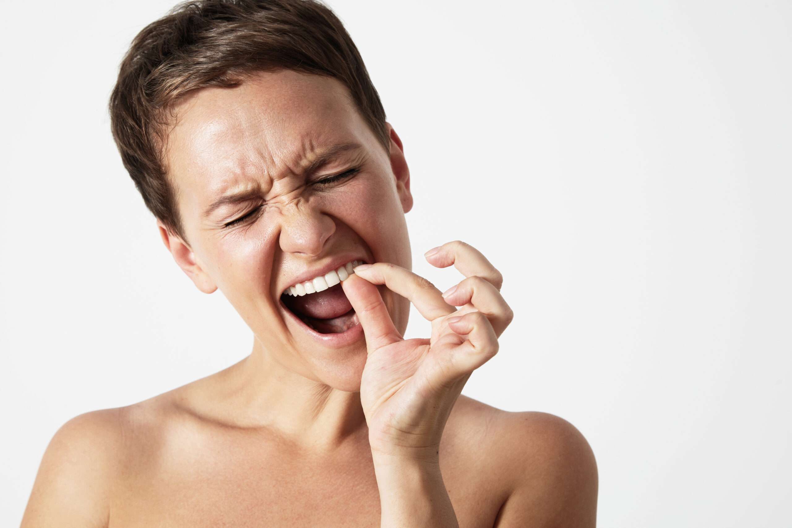 Sonrisa de adulto con diente recuperado mediante implante dental en Adur Klinika Donostia y Arrasate